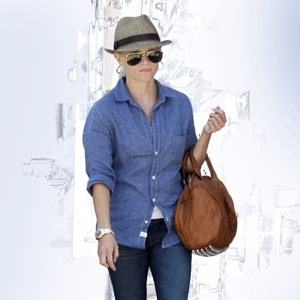 ريز ويذرسبون في احتفال عند الأصدقاء 