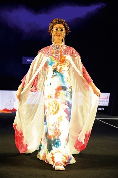 فستان «عودة الجزر» الإماراتية مفاجأة عرض منى المنصوري للأزياء