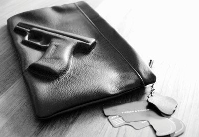 سلاح في حقيبة نسائية!