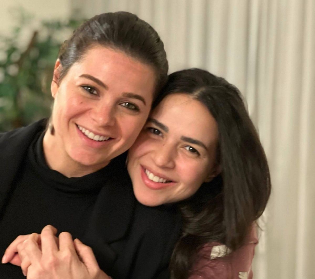 بكلمات مؤثرة.. إيمي سمير غانم تواسي يسرا اللوزي بوفاة والدتها