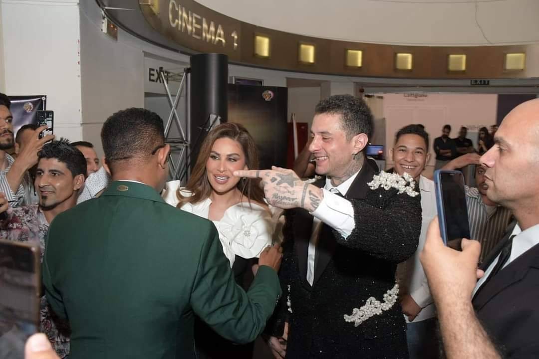 أحمد الفيشاوي ممسكاً بيد مي سليم ويداعب يوسف الأسدي
