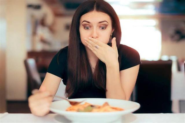 أطعمة موجودة في كل منزل تضغف جهاز المناعة... احذروها