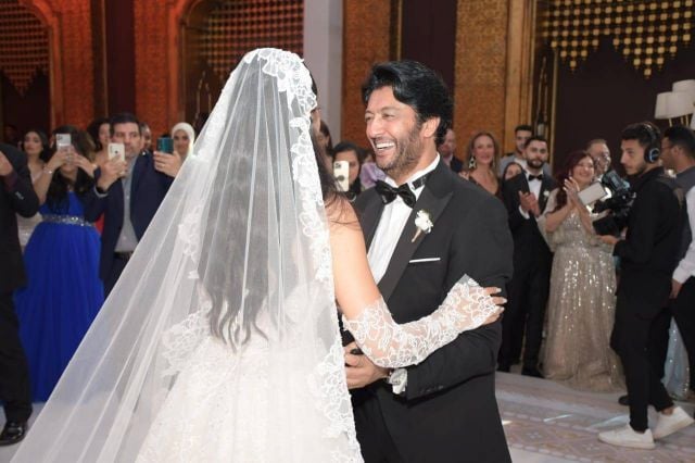 بالفيديو والصور - سامح يسري يحتفل بزفاف ابنته في حضور نجوم الفن والإعلام