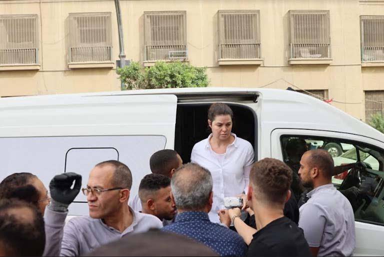 يسرا اللوزي بالأبيض في وداع والدتها بحضور النجوم