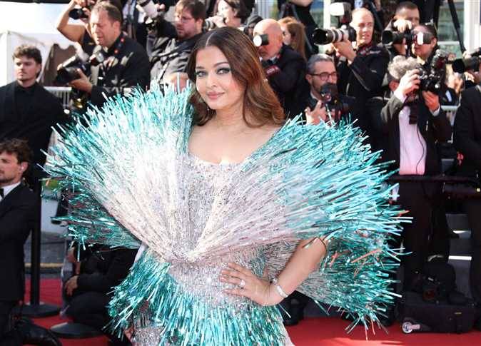 تباين في الآراء حول إطلالات إيشواريا راي المبهرة في مهرجان 