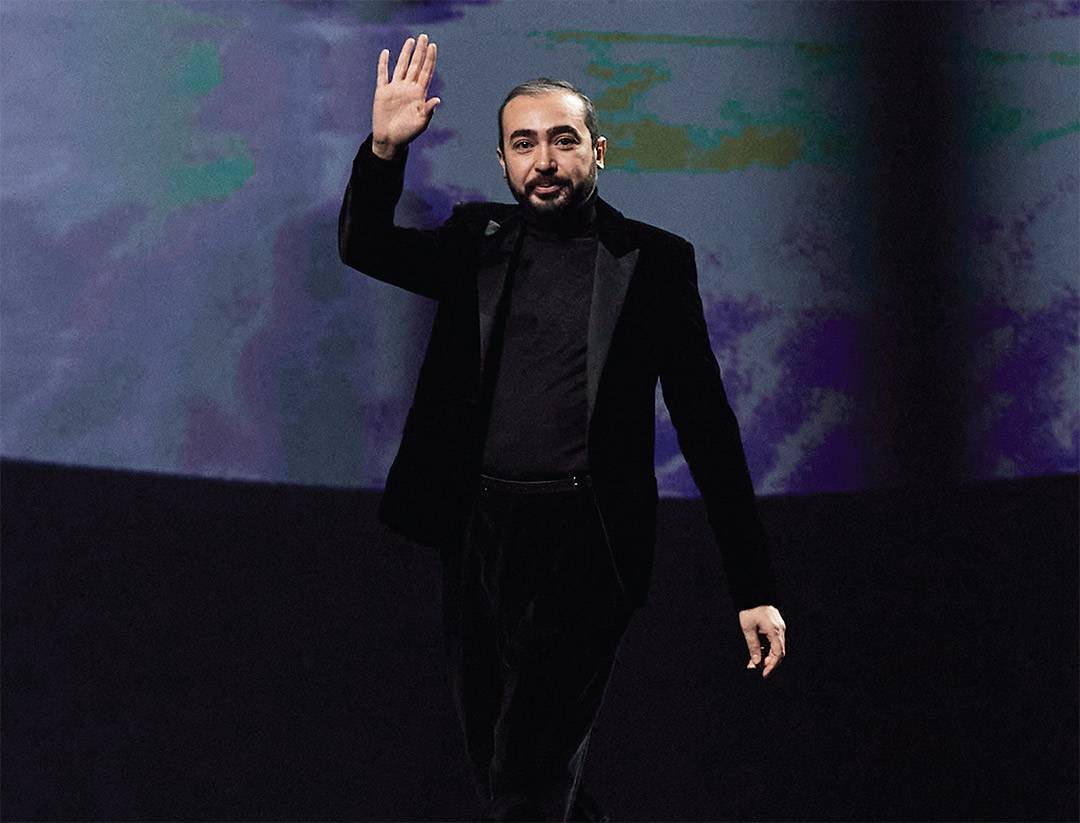 محمد آشي يصمّم خط أزياء طاقم 