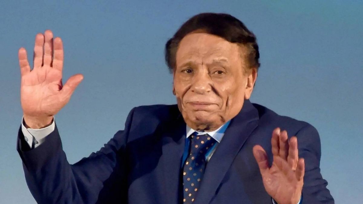 بالفيديو - عاشق عادل إمام يُنشئ في منزله متحفاً خاصاً بـ