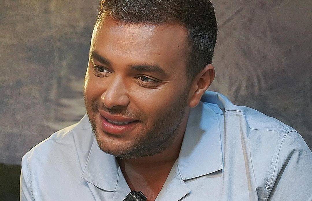 رامي صبري يثير الجدل بفيديو عفوي