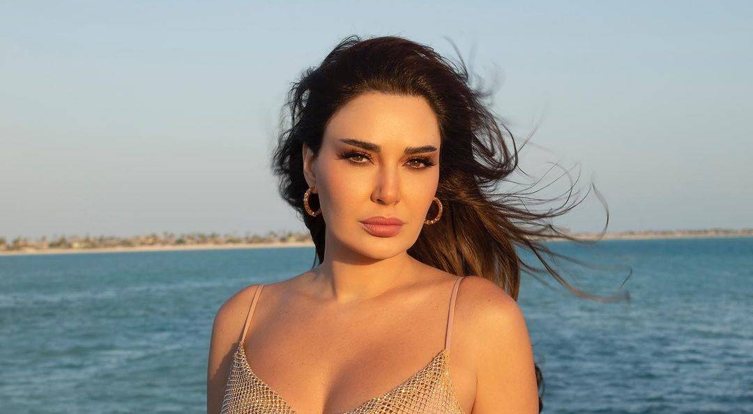 سيرين عبد النور بإطلالة صيفية ناعمة في البحر الأحمر