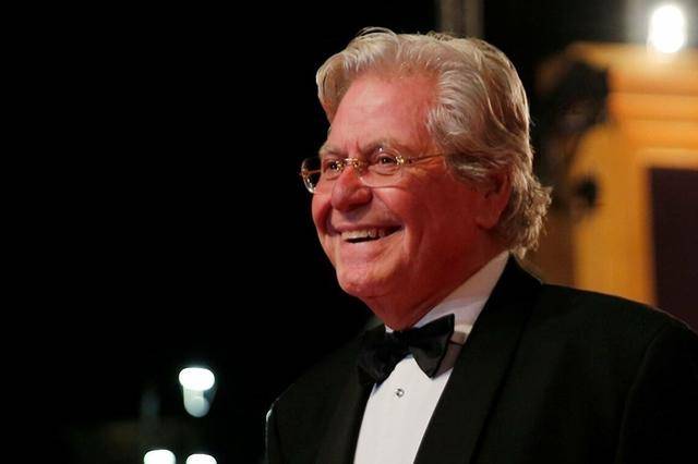 حسين فهمي يعلّق على استخدام الفنانين الـ