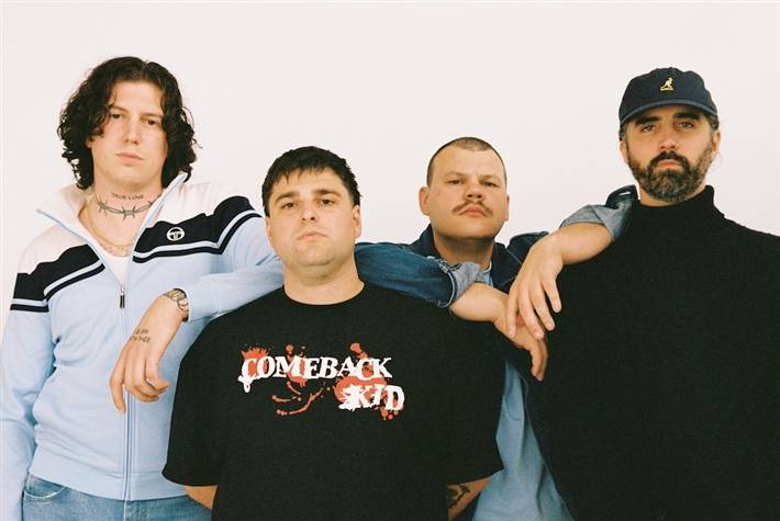 إصابة مُعجبة بالشلل بعد قفز مغنٍّ بقوة عليها.. شاهدوا الفيديو