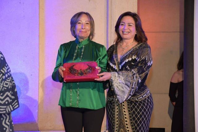 إلهام شاهين تسلم صفاء الطوخي درع والدتها فتحية العسال