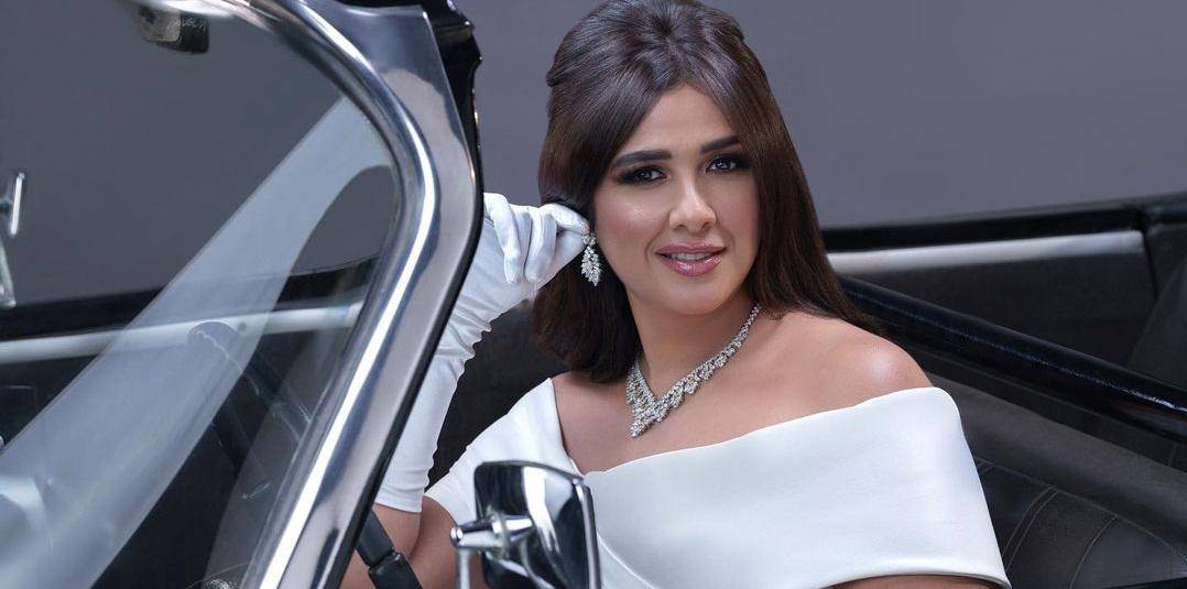 بالفيديو - ياسمين عبد العزيز تواصل فتح خزائن أسرارها بحضور ولديها