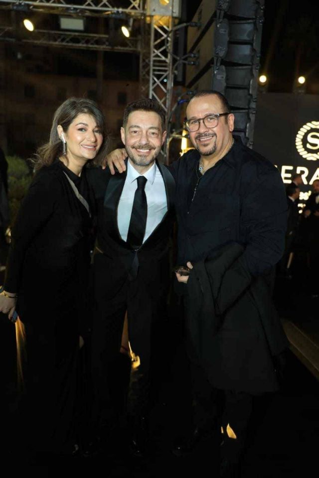 أحمد زاهر وزوجته مع هشام عباس في الحفل