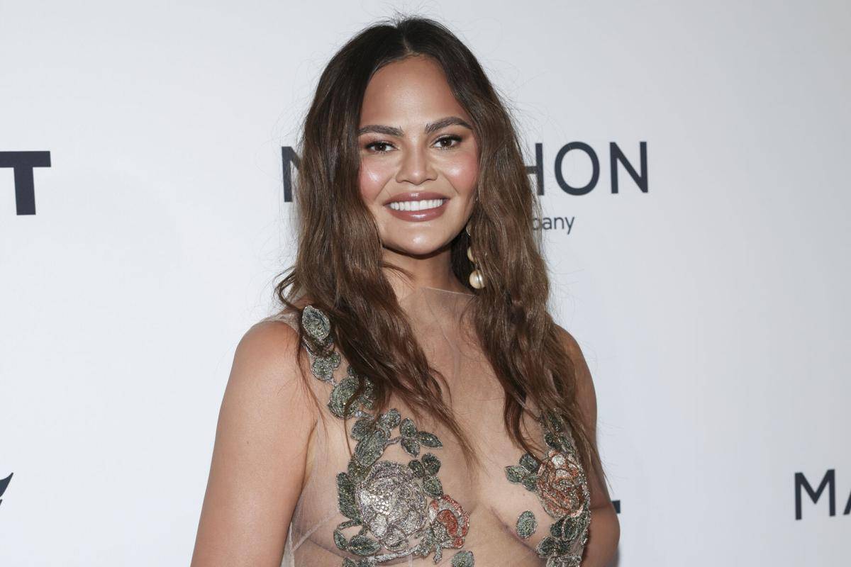 كريسي تيغن بفستان Met Gala خارج الحفل العالمي