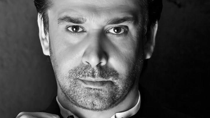 انهيار كريم عبد العزيز في جنازة والدته