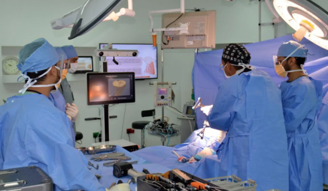 روبوت يجري عملية جراحية لمريضة في السعودية