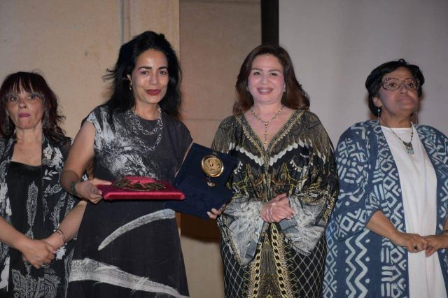 إلهام شاهين تسلم الدرع لإحدى المكرمات في المهرجان