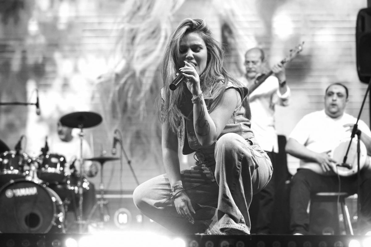 بالصور - نيكول سابا بإطلالة كاجوال بسيطة... وهذه كواليس حفلها في صعيد مصر