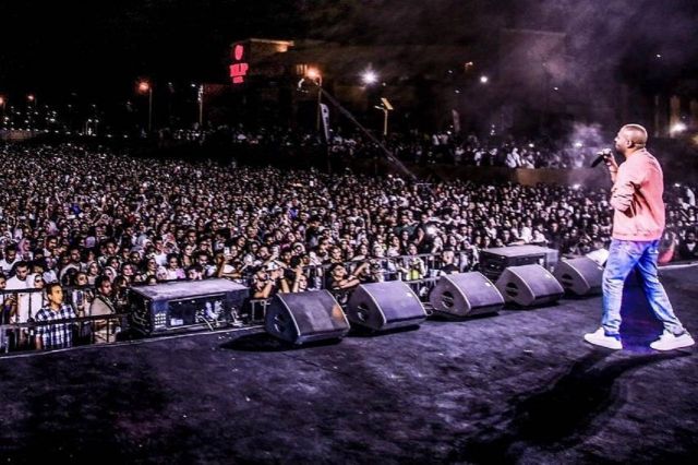 مكان حفل يغصّ بالجمهور