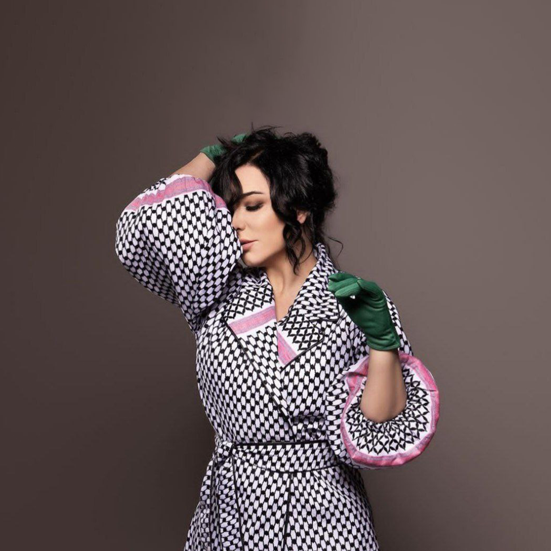 سلاف فواخرجي بفستان مستوحى من الكوفية الفلسطينية