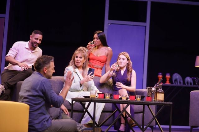 مشهد من مسرحية 