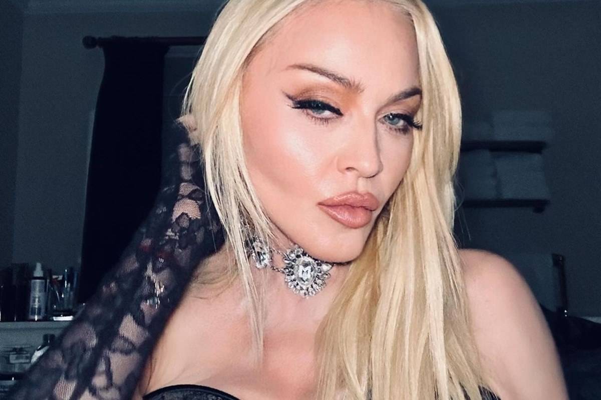 مادونا تواعد ملاكماً يصغرها بـ34 عاماً