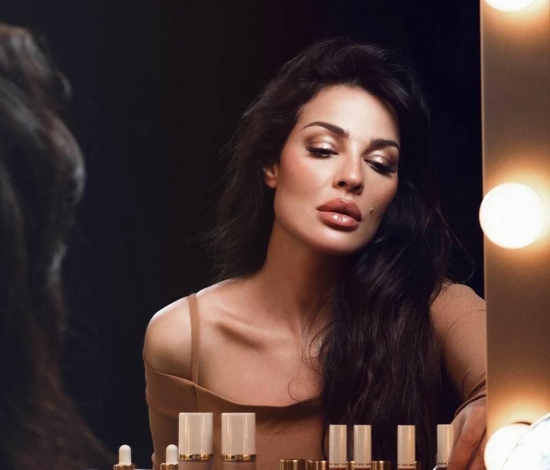 نادين نسيب نجيم تعتمد هذه الصيحة لإضافة لمسة من الفخامة إلى فستانها