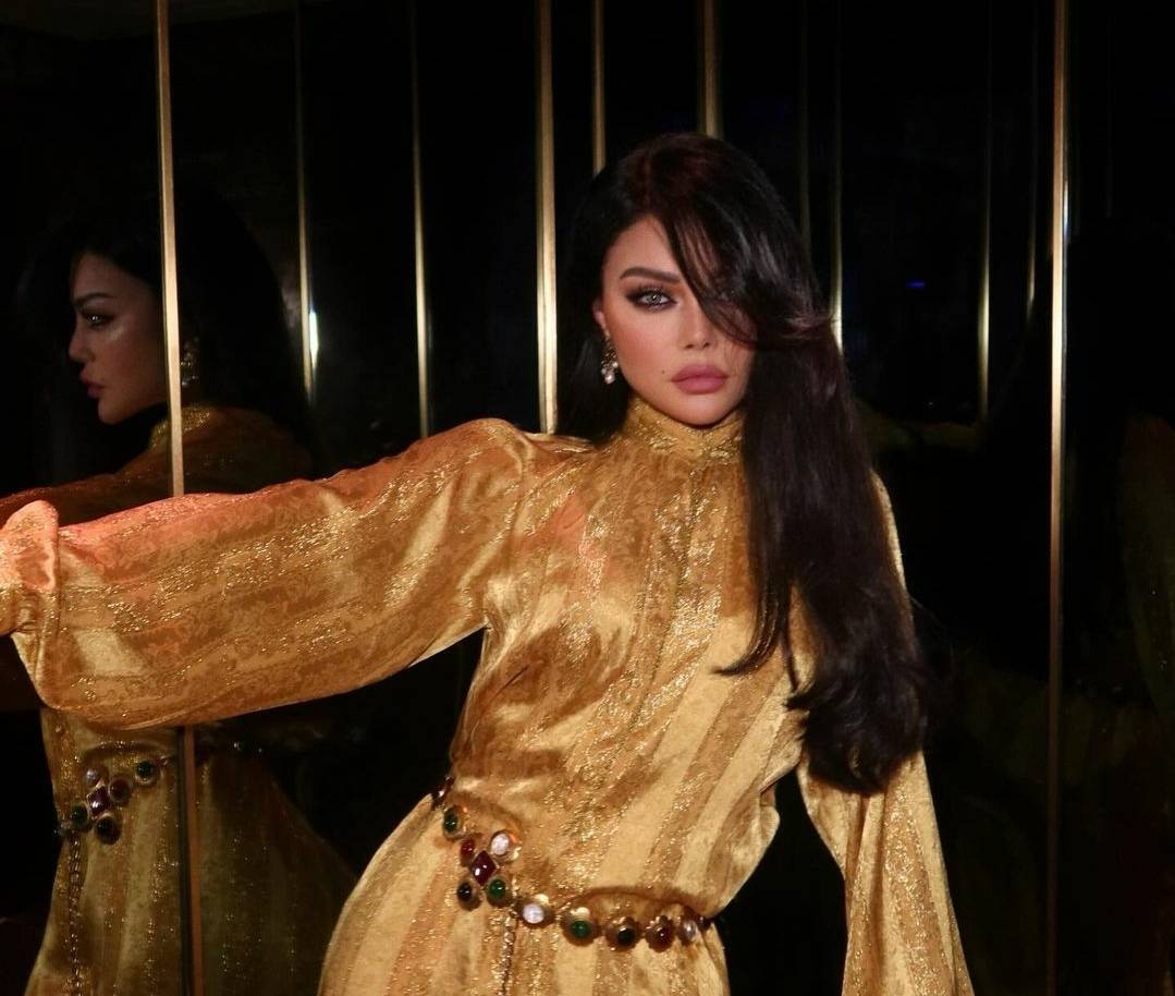 هيفاء وهبي تتزيّن بمجوهرات ضخمة ووردة صفراء
