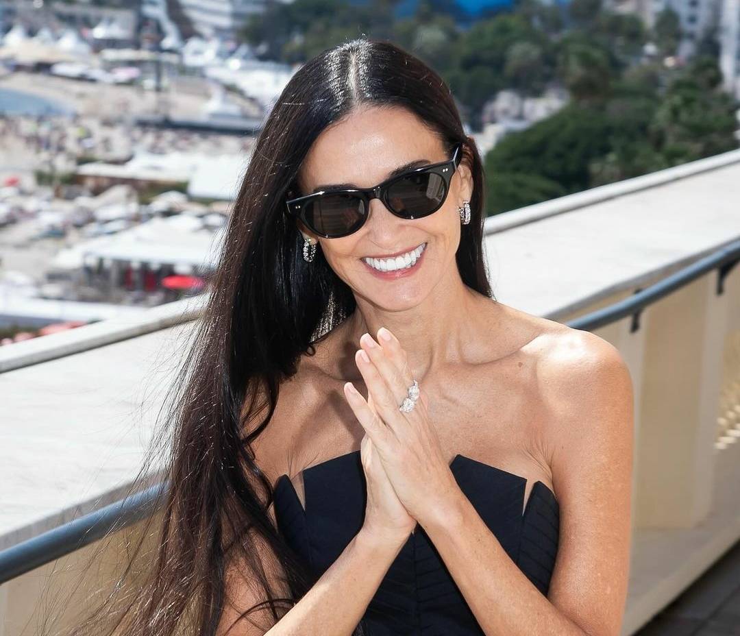 ديمي مور تأسر القلوب بإطلالات مبتكَرة ومجوهرات فاخرة