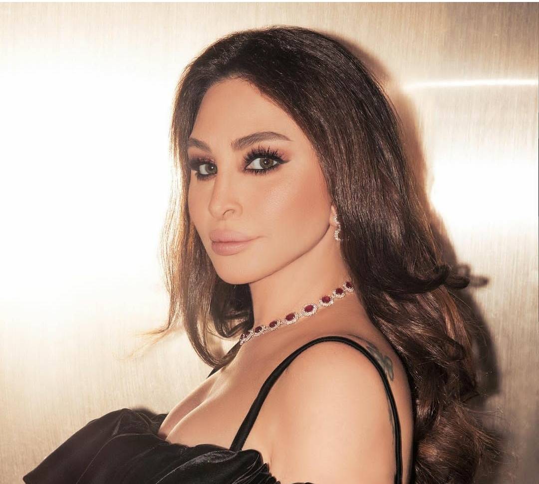 إليسا ترقص بعفوية مع أصدقائها بقميص مختلف وقالب حلوى خاص