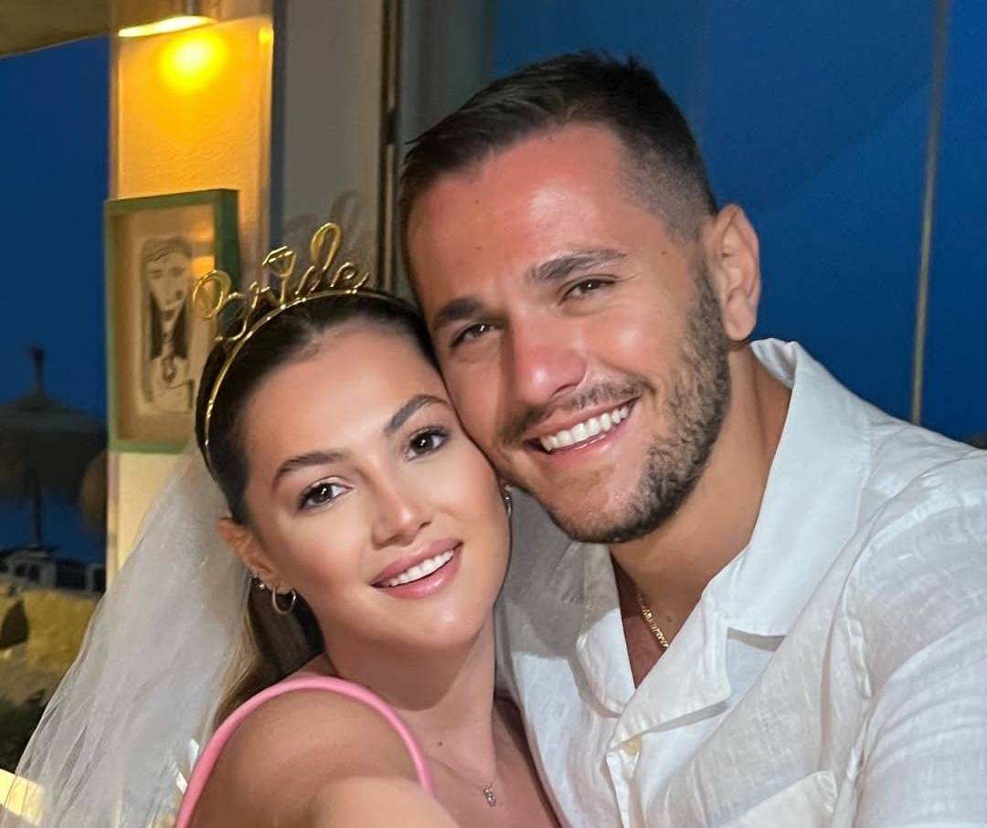 عاصي الحلاني يتجاهل خطوبة ابنته دانا مؤقتاً... وهكذا علّقت زوجته