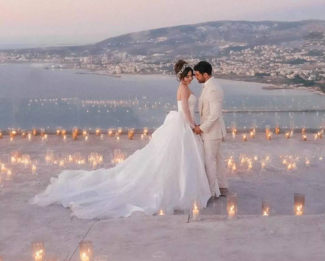 سارة أبي كنعان في إطلالتين مختلفتين يوم زفافها... أيهما الأجمل