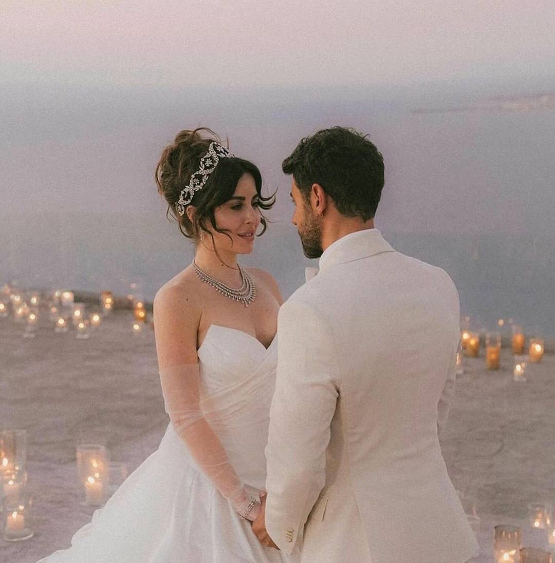 أول تعليق لسارة أبي كنعان بعد زفافها المميّز ونصيحة من العريس