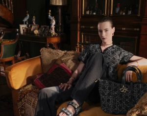 Dior Oblique حقائب بقماش الدنيم وحَبك الجاكار