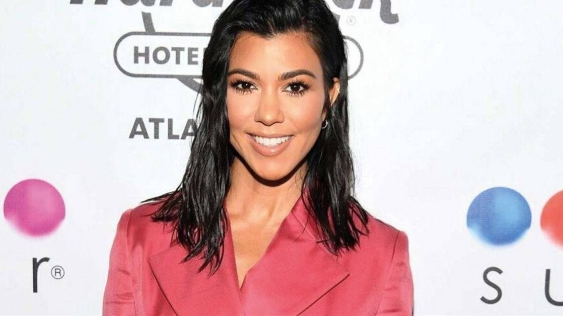 كورتني كارداشيان تروي بجرأة رحلة معاناتها الصعبة لإنجاب طفل