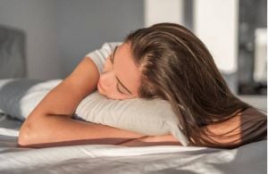 وضعية نومك قد تقصر عمرك... إليكم مخاطرها الصحية