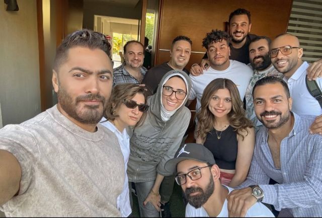 تامر حسني مع فريق فيلمه 