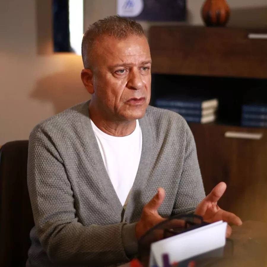 شريف منير يثير الجدل بفيديو من منزله