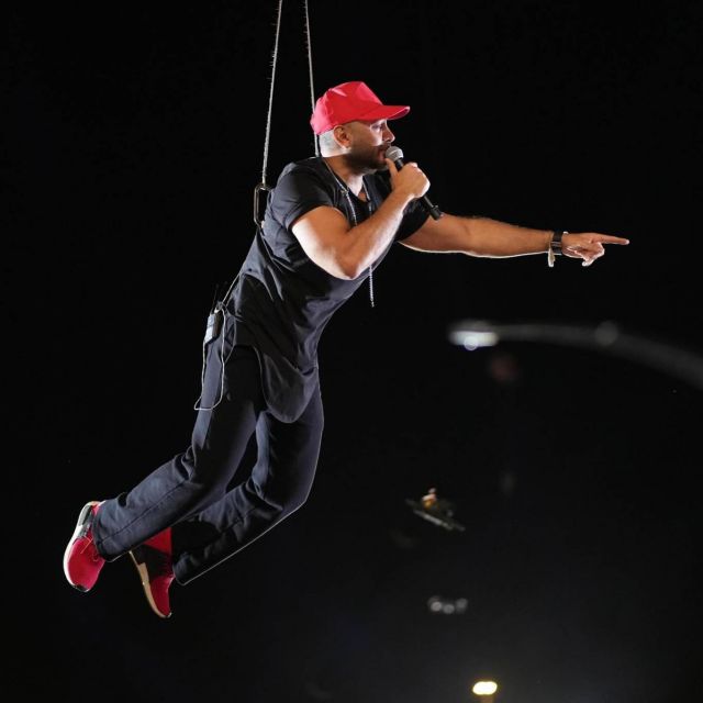 تامر حسني يطير فوق الجمهور