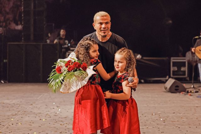 عمرو دياب يحتضن الطفلتين