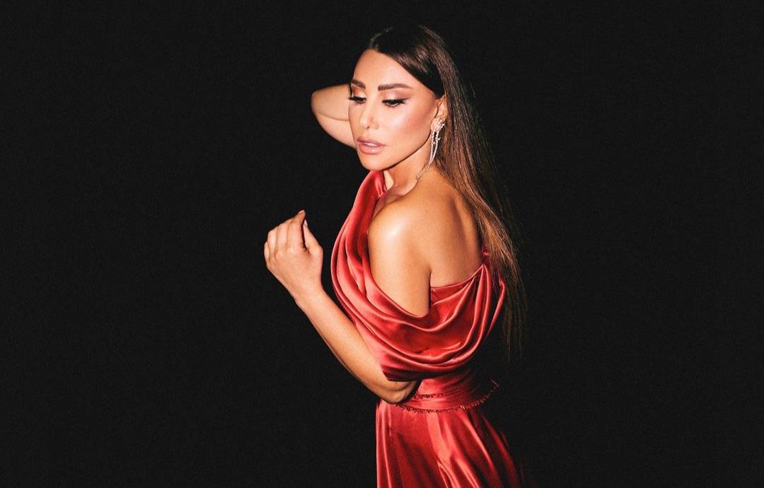 نجوى كرم تأسر القلوب بالأحمر الناري