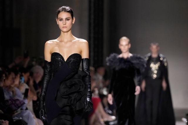 مجموعة ELIE SAAB في باريس... فساتين مرصّعة بالماس