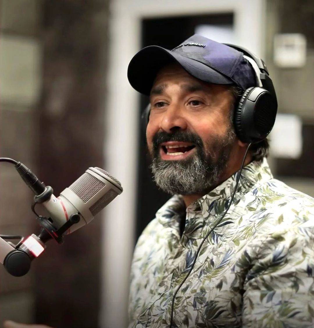 بالفيديو - الظهور الأول لكريم عبد العزيز بعد شهر من وفاة والدته