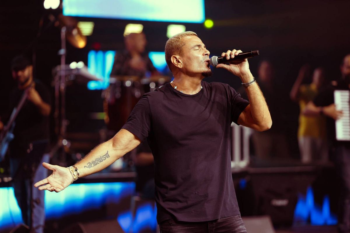 بالصور - عمرو دياب يتألق في دبي... وهذا موقفه مع طفلتين