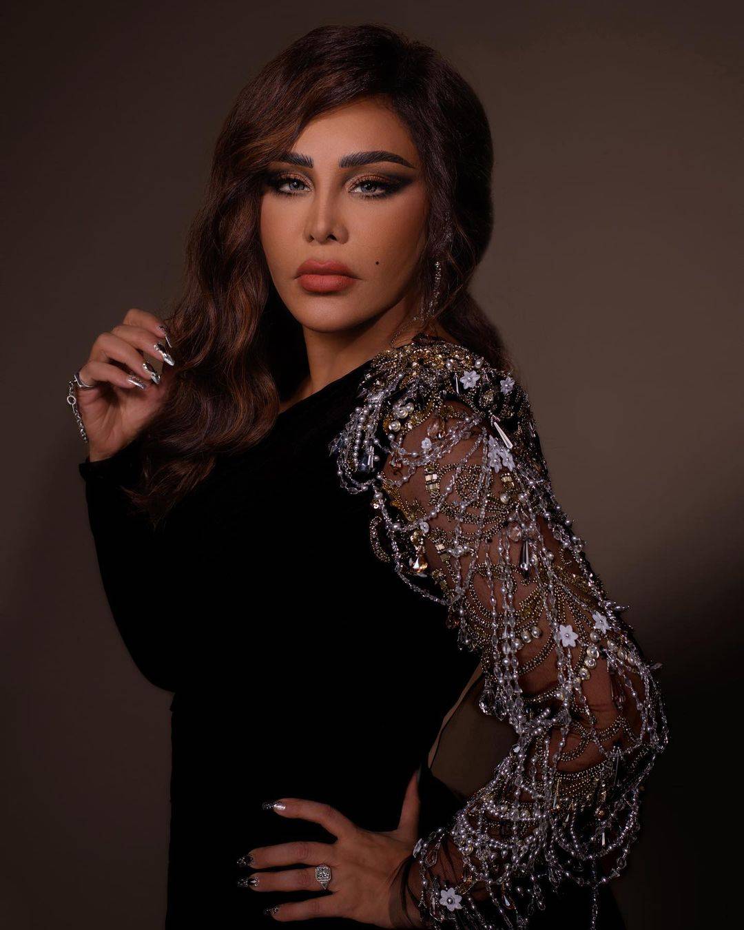 أحلام تتعرّض لكسر في يدها