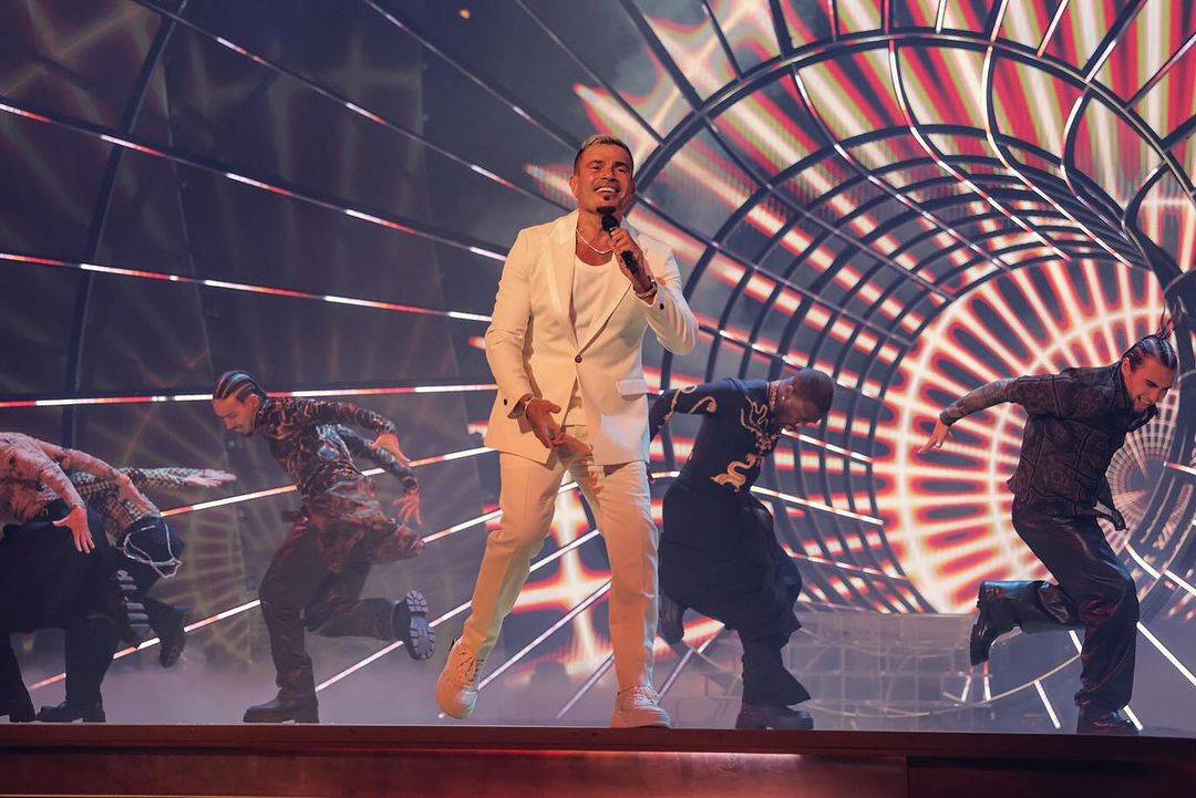 تضارب في الآراء حول صفعة عمرو دياب لمعجب.. هل يعتذر؟