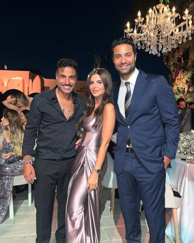 كريم فهمي وزوجته مع شقيقه أحمد