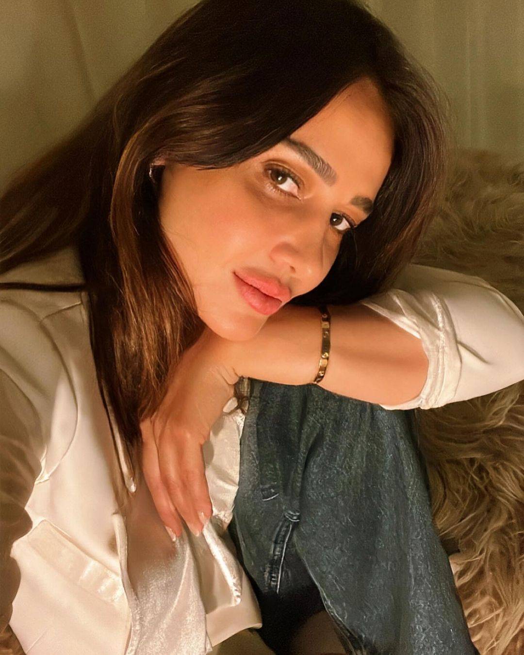 حلا شيحة تثير الجدل بصورها وحركاتها الجريئة