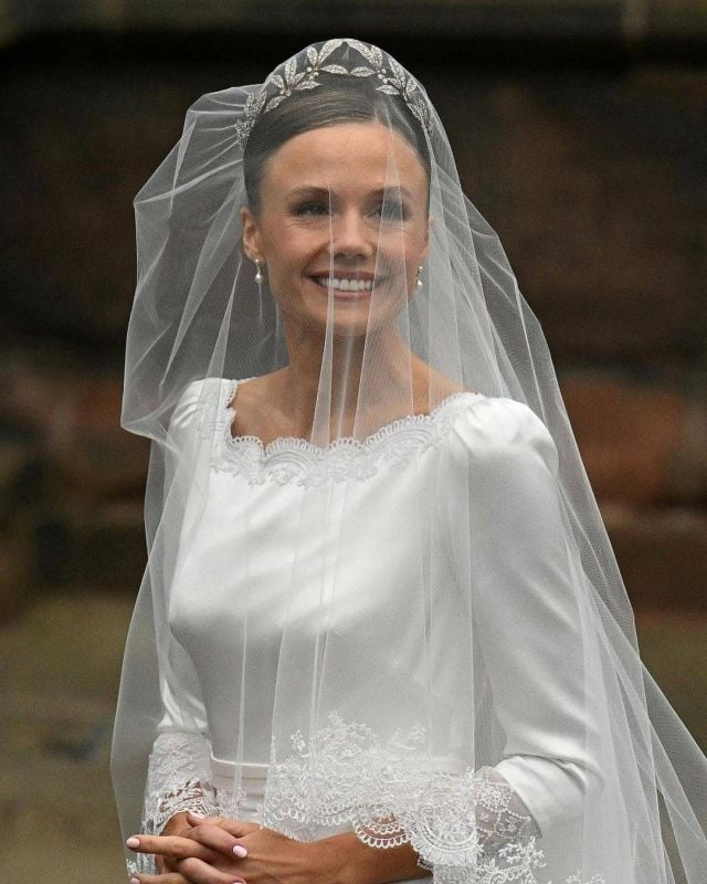 عروس هيو غروسفينور بفستان بسيط وتاج ماسي فخم خاص بالعائلة الملكية